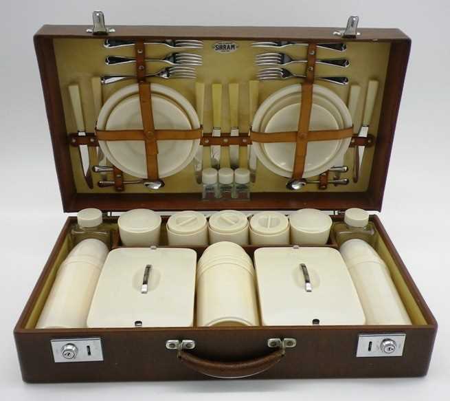 Lot 26 - Six person picnic set