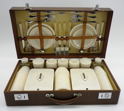 Lot 26 - Six person picnic set