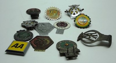 Lot 008 - 12 motoring badges