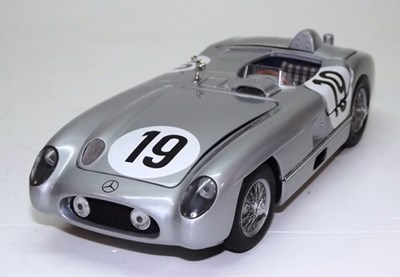 Lot 070 - Limited Mercedes-Benz 300 SL model