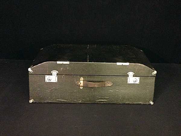Lot 10 - Travelling trunk