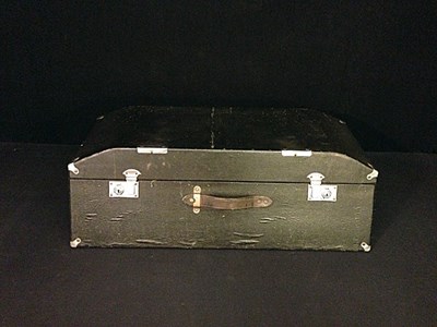 Lot 010 - Travelling trunk