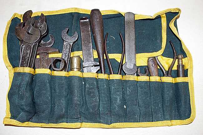 Lot 1 - Tool roll & Bulb Horn