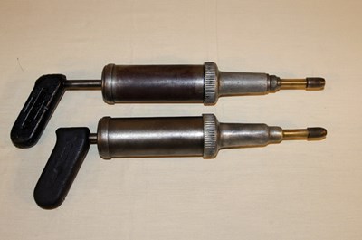 Lot 002 - Rubber wheel mallet & grease guns