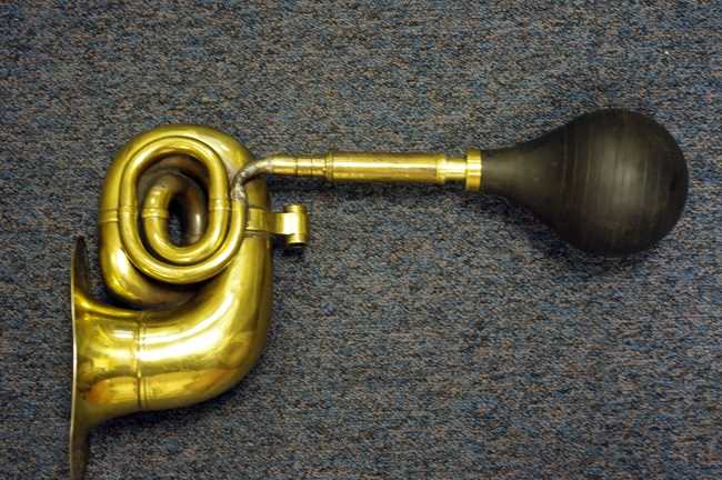 Lot 25 - Brass coiled drop type bulb horn