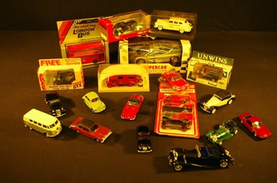 Lot 082 - 19 die-cast models
