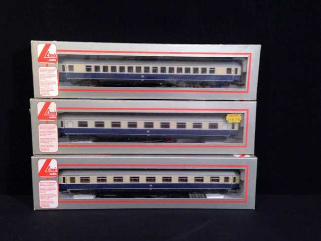 Lot 83 - 13 Train carriages by Lima