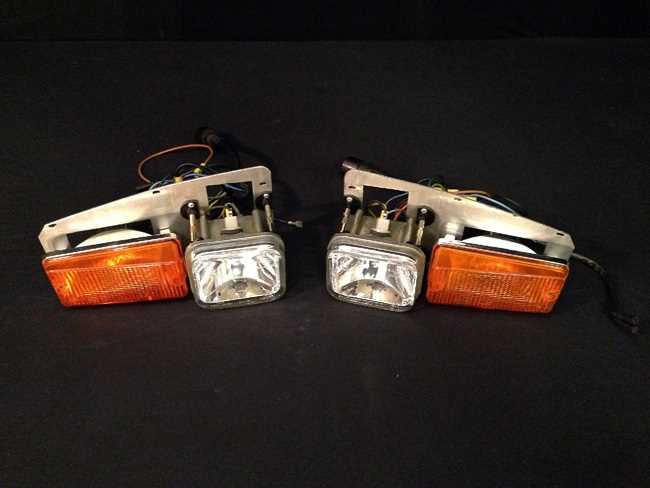 Lot 124 - Ferrari F40 light units