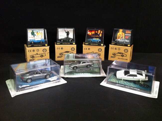 Lot 18 - james bond models