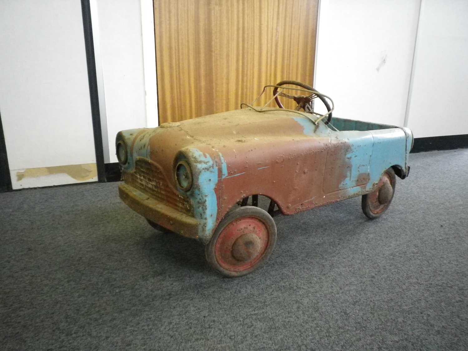 Lot 33 - Pedal car