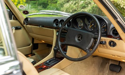 Lot 255 - 1984 Mercedes-Benz 500 SL