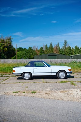 Lot 261 - 1986 Mercedes-Benz 560SL