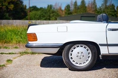 Lot 261 - 1986 Mercedes-Benz 560SL