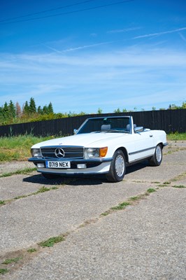 Lot 261 - 1986 Mercedes-Benz 560SL