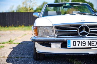Lot 261 - 1986 Mercedes-Benz 560SL