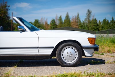 Lot 261 - 1986 Mercedes-Benz 560SL