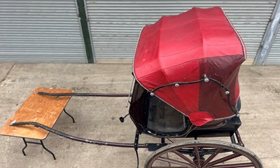 Lot 12 - Hooded Gig Horse Carriage