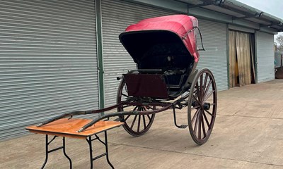 Lot 12 - Hooded Gig Horse Carriage