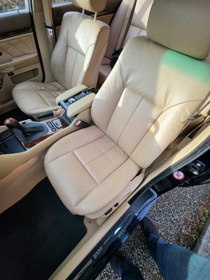 Lot 10 - 2000 BMW 523i SE