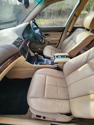 Lot 10 - 2000 BMW 523i SE
