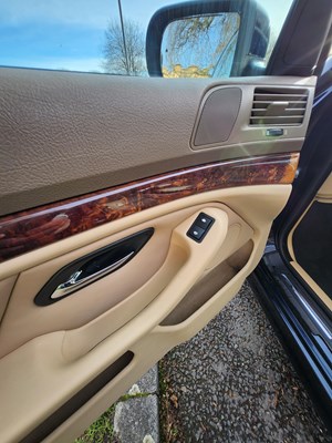 Lot 10 - 2000 BMW 523i SE