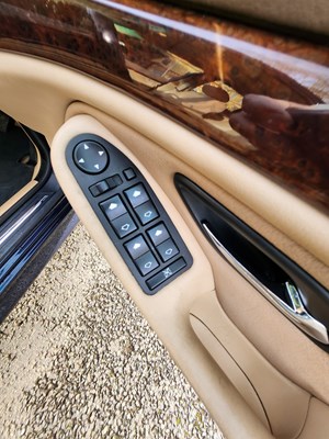 Lot 10 - 2000 BMW 523i SE