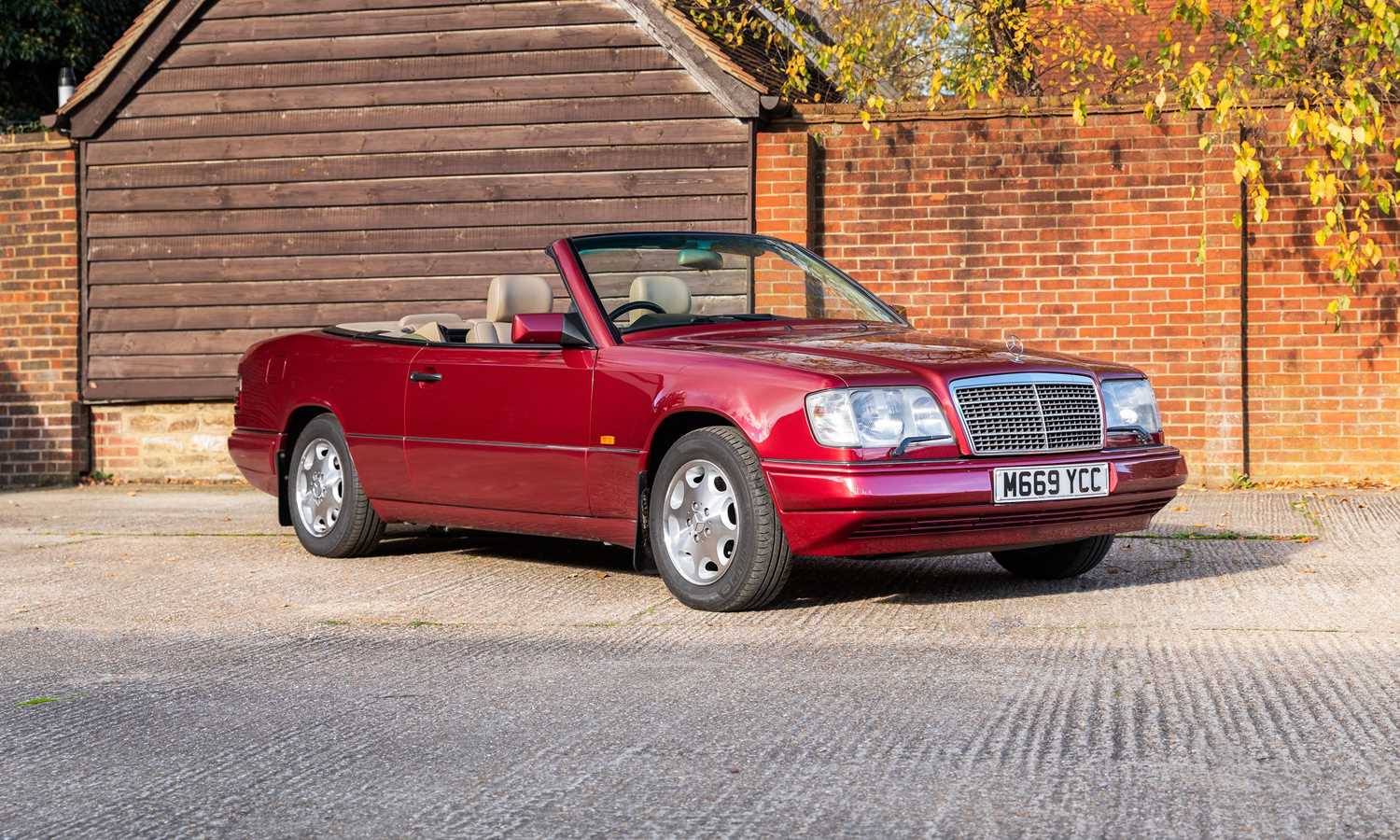 Lot 128 - 1994 Mercedes-Benz E220 Cabriolet
