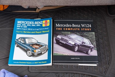 Lot 128 - 1994 Mercedes-Benz E220 Cabriolet