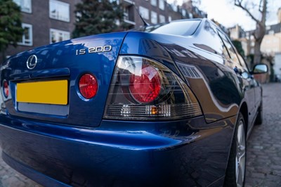 Lot 2002 Lexus IS200