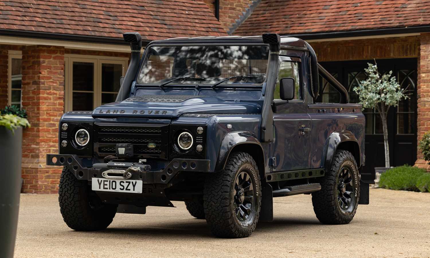 Lot 167 - 2010 Land Rover Defender 90 Pick-up