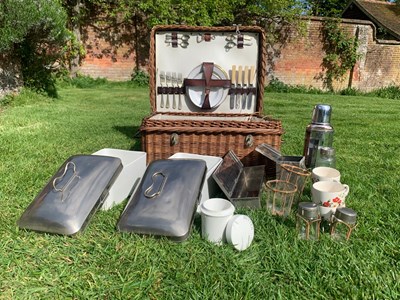 Lot 1 - 1920’s Vintage Travelling Hamper