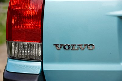 Lot 2003 Volvo V70R