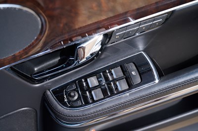 Lot 2012 Jaguar XJ Portfolio V8 Auto
