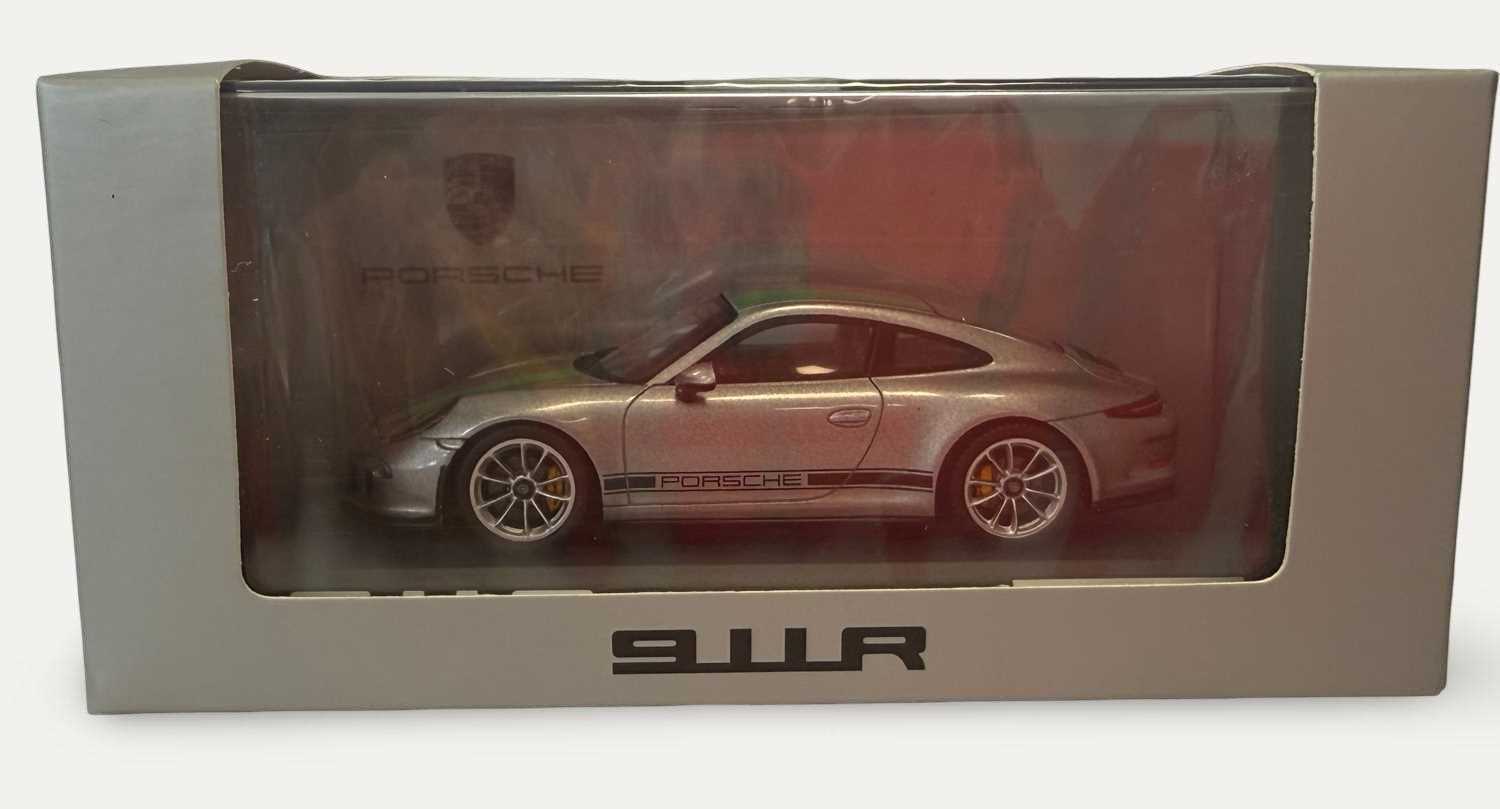 Lot 1:43 scale Porsche 911R Limited edition, 195/3000 model