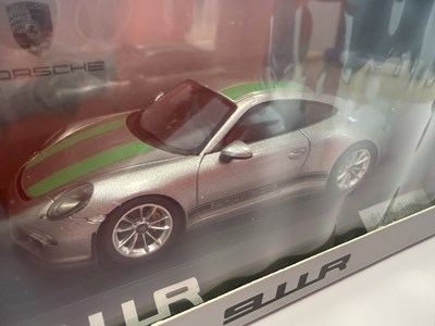 Lot 1:43 scale Porsche 911R Limited edition, 195/3000 model