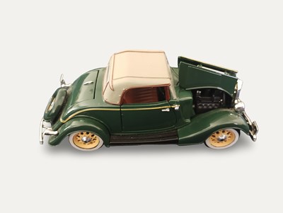 Lot 21 - 1935 Ford Deluxe Roadster Model Car