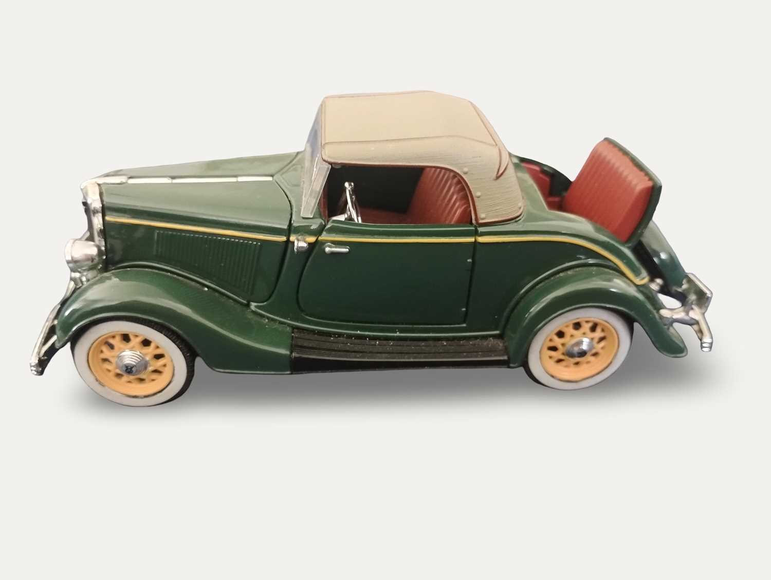 Lot 21 - 1935 Ford Deluxe Roadster Model Car