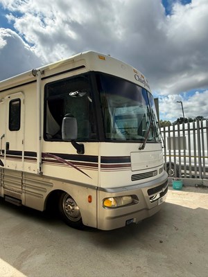 Lot 1999 Chieftain Motorhome