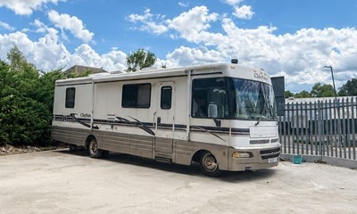 Lot 1999 Chieftain Motorhome