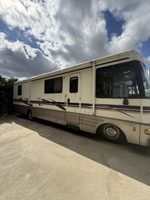 Lot 1999 Chieftain Motorhome