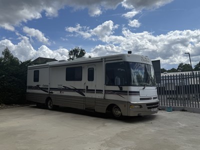 Lot 1999 Chieftain Motorhome