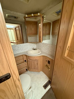 Lot 1999 Chieftain Motorhome