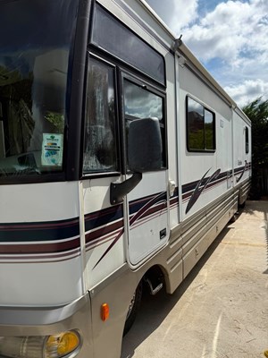 Lot 1999 Chieftain Motorhome