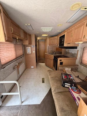 Lot 1999 Chieftain Motorhome
