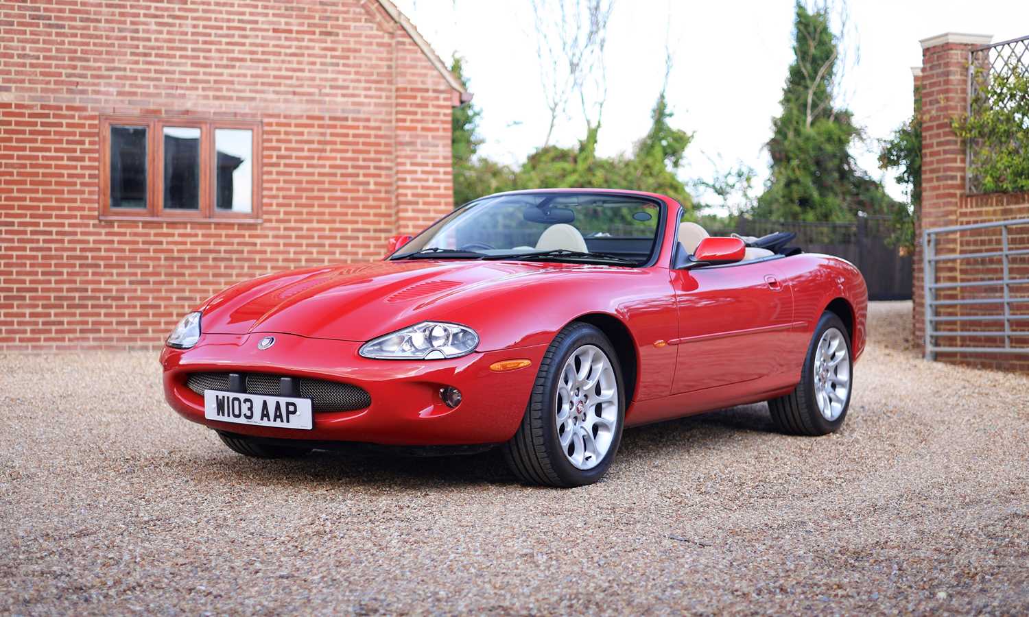 Lot 2000 Jaguar XKR Convertible
