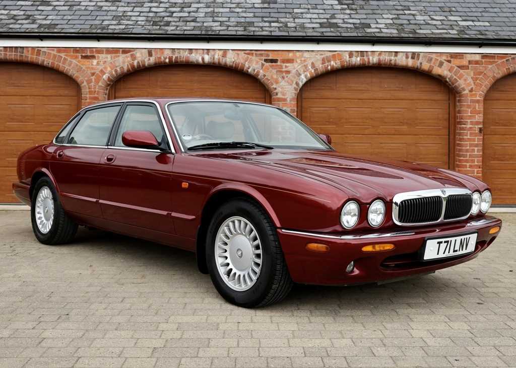Lot 109 - 1999 Jaguar XJ8 (3.2 litre)
