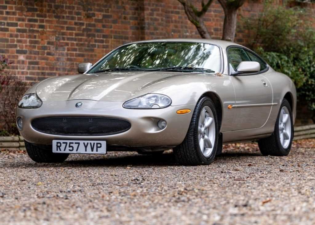 Lot 104 - 1998 Jaguar XK8