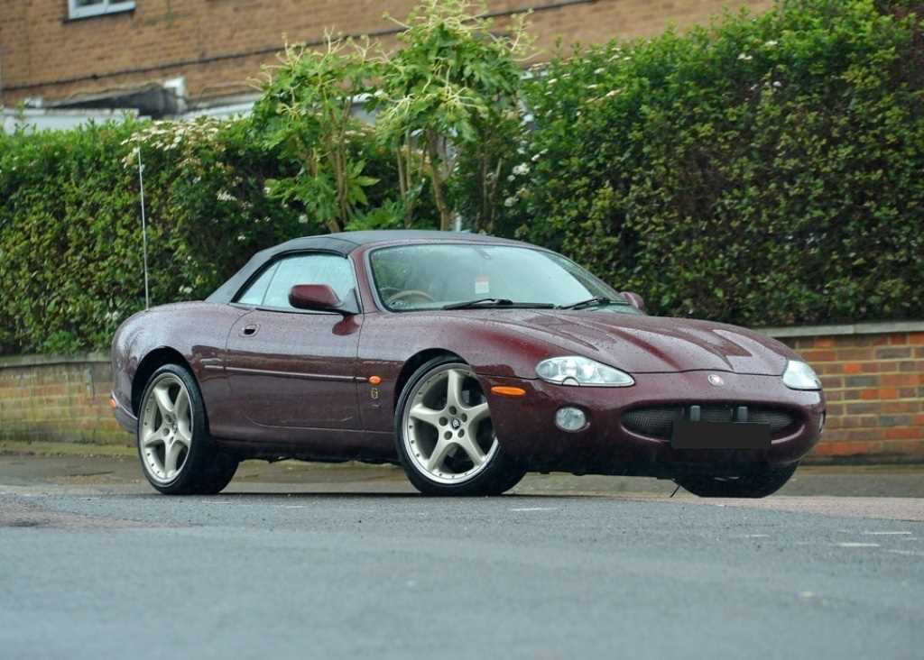 Lot 111 - 2000 Jaguar XKR Convertible