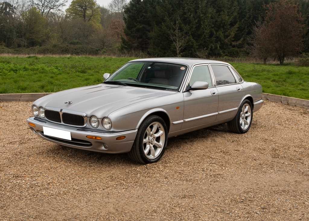 Lot 190 - 1990 Jaguar XJ8 Executive Saloon