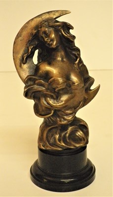 Lot 73 - A good forward-leaning Bentley winged ‘B’ mascot, with good plated finish and fitted to a display base.
